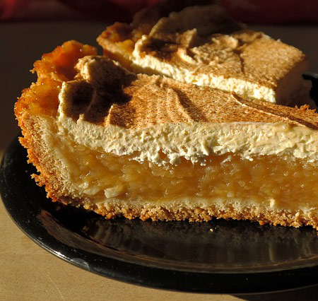 Brašno, margarine, jaja, šećer u prahu, prašak za pecivo, jabuka, prezla, vanillin šećer, cimet, voda.